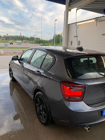 BMW 118d 4 of 6