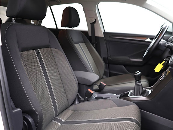 Volkswagen T-Roc 21 of 28
