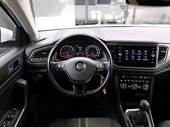 Volkswagen T-Roc 18 of 28