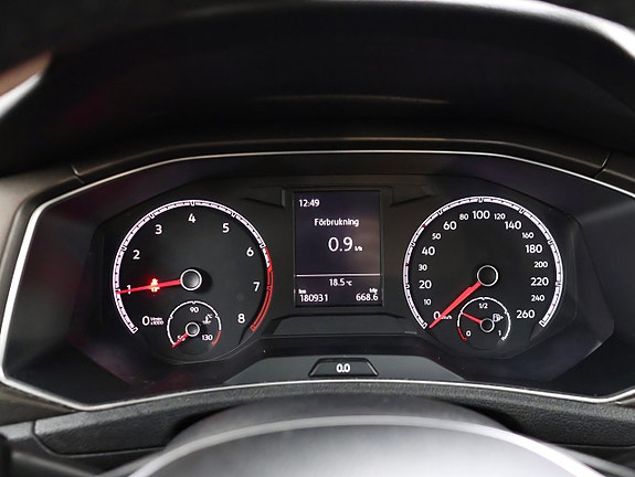 Volkswagen T-Roc 19 of 28