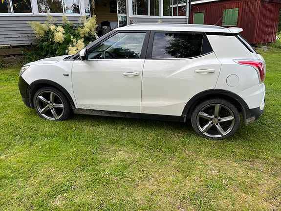 SsangYong Tivoli 3 of 8
