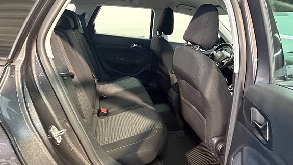 Peugeot 308 SW 15 of 16