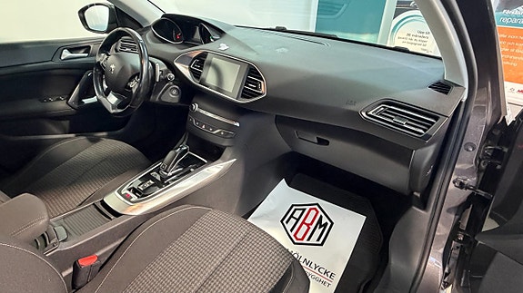 Peugeot 308 SW 14 of 16