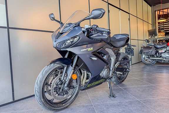 Triumph Daytona 660 2 of 5