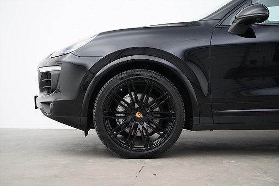 Porsche Cayenne S 2 of 5