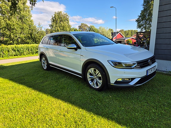 Volkswagen Passat Alltrack 2 of 5