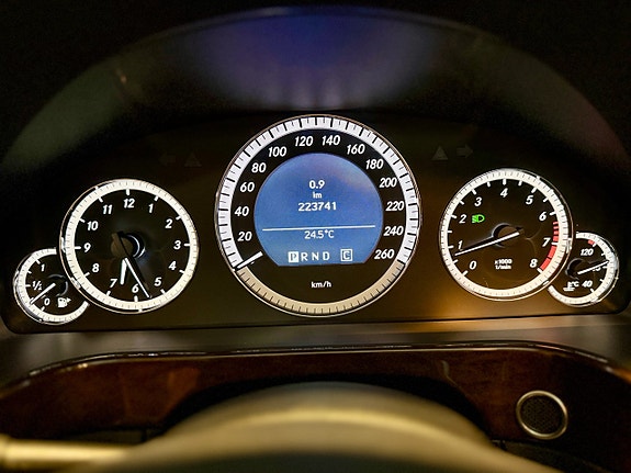 Mercedes-Benz E200 12 of 12