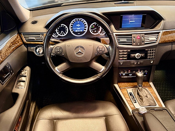 Mercedes-Benz E200 8 of 12