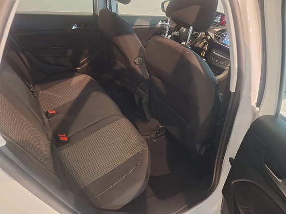Peugeot 308 SW 11 of 12