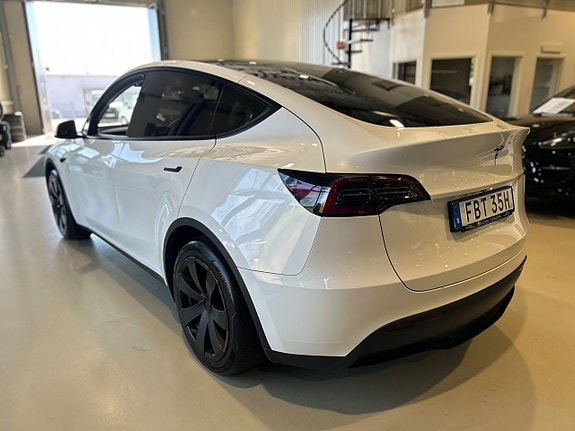 Tesla Model Y 4 of 14