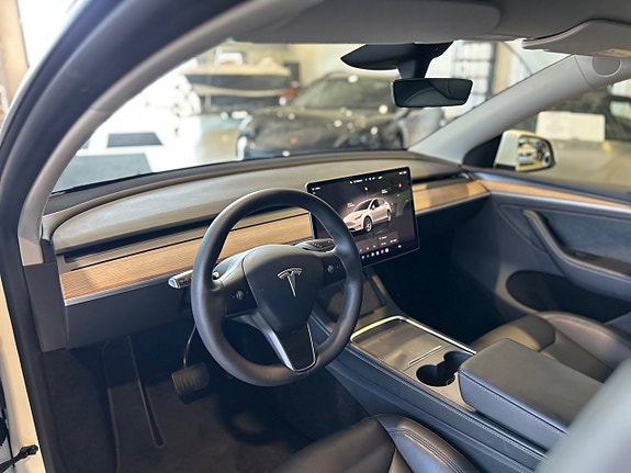 Tesla Model Y 7 of 14