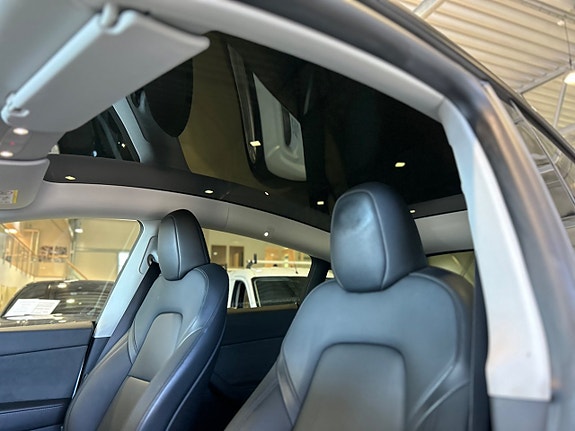 Tesla Model Y 10 of 14