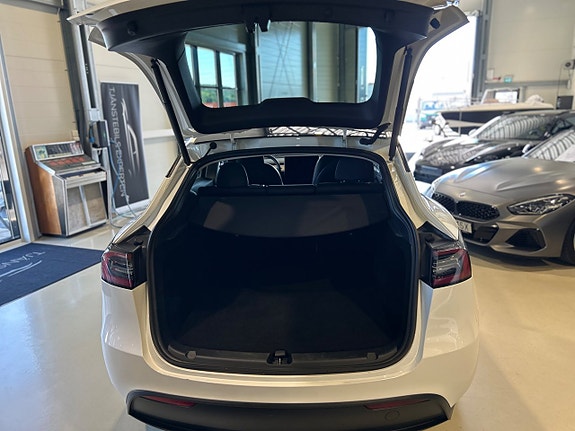 Tesla Model Y 5 of 14