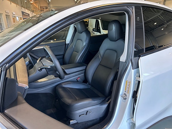 Tesla Model Y 8 of 14