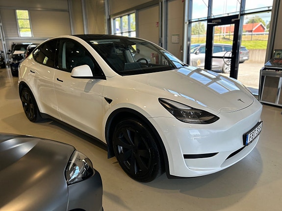 Tesla Model Y 2 of 14