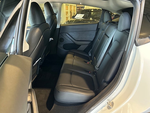 Tesla Model Y 9 of 14