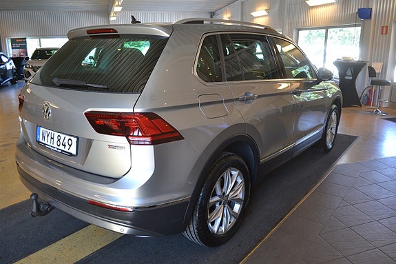 Volkswagen Tiguan 2 of 5