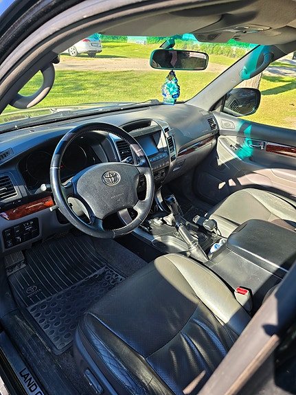 Toyota Land Cruiser 4 of 5
