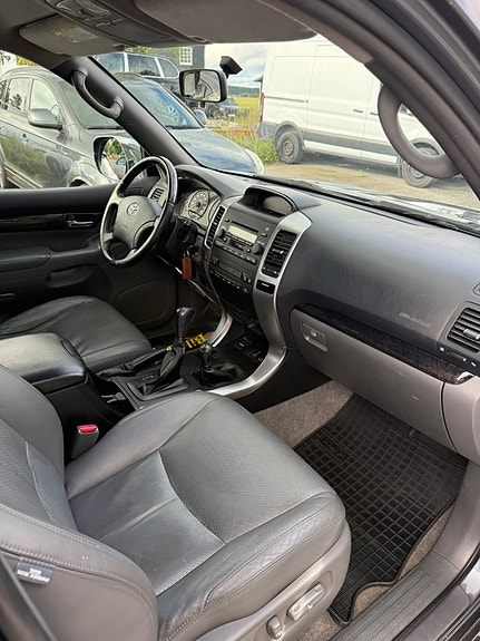 Toyota Land Cruiser 5 of 5