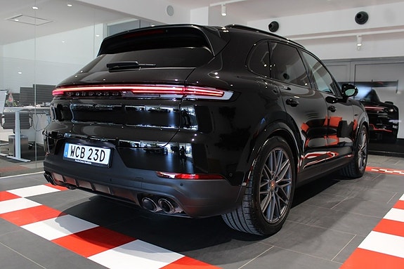 Porsche Cayenne 3 of 5