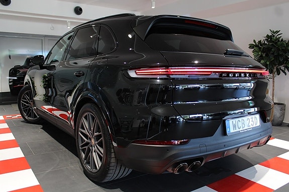 Porsche Cayenne 2 of 5