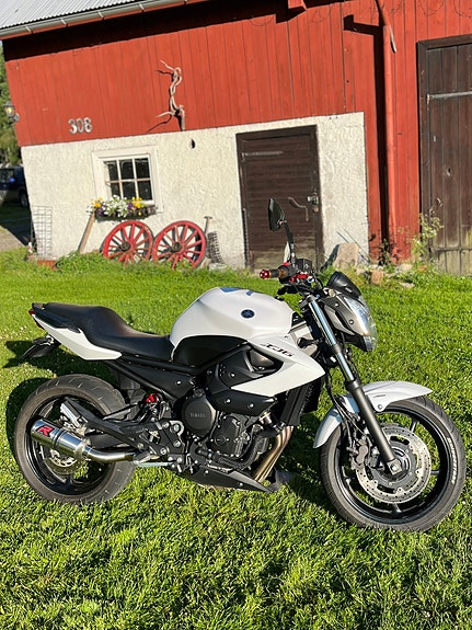 Yamaha XJ6 N {A2} 2 of 5