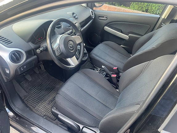 Mazda 2 4 of 5