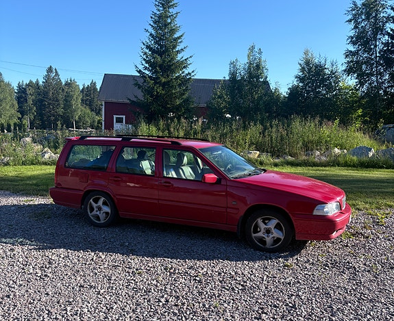 Volvo V70 2 of 4