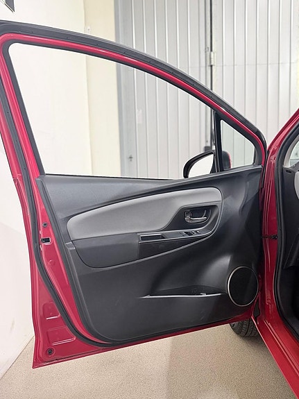 Toyota Yaris 8 of 23
