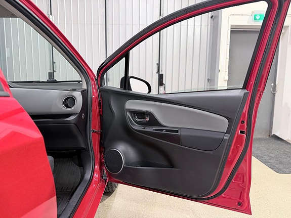 Toyota Yaris 21 of 23