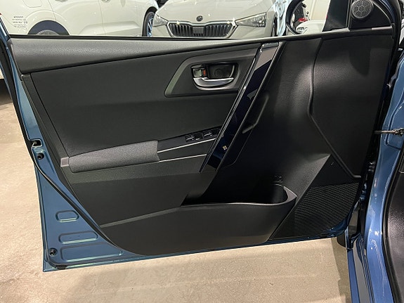 Toyota Auris 8 of 25