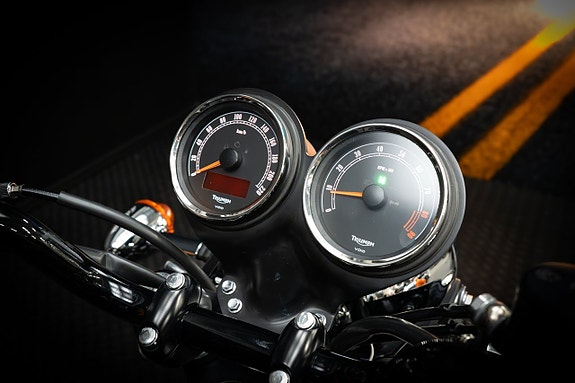 Triumph Bonneville T100 9 of 14