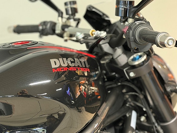 Ducati Monster 1200 R 13 of 14
