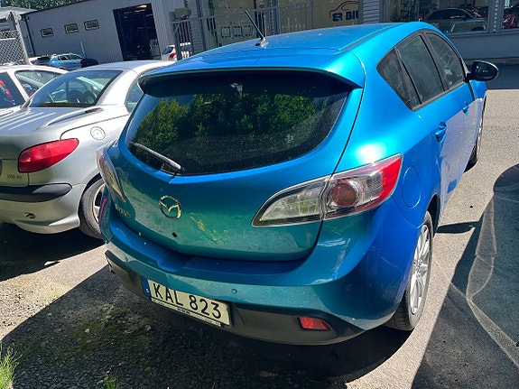 Mazda 3 4 of 5