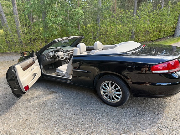 Chrysler Sebring 2 of 7