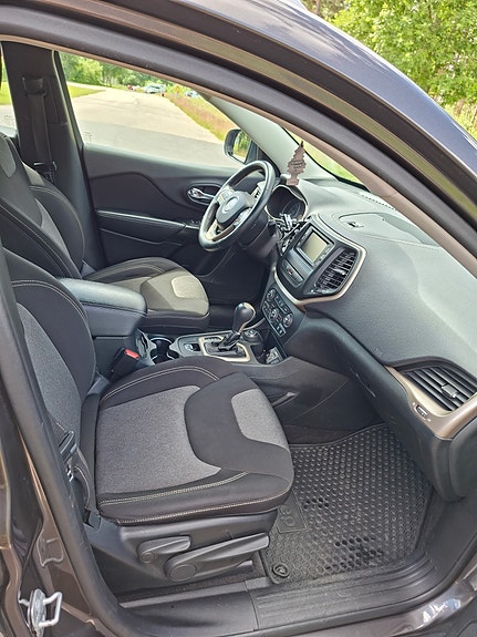 Jeep Cherokee 10 of 17