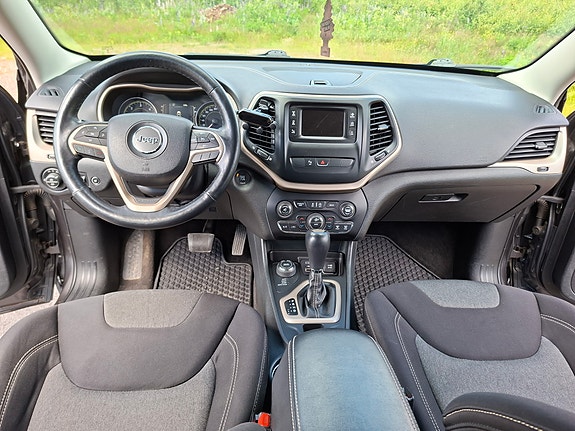 Jeep Cherokee 12 of 17