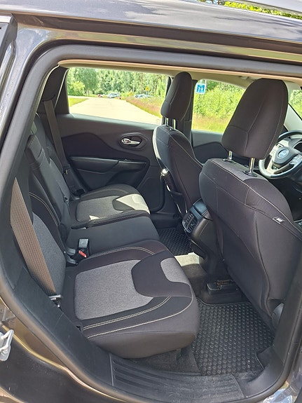 Jeep Cherokee 9 of 17
