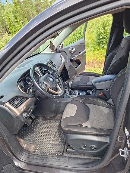 Jeep Cherokee 11 of 17