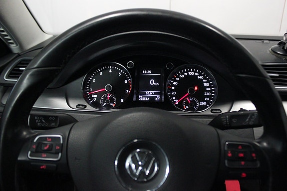 Volkswagen Passat 14 of 18