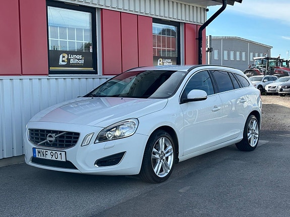 Volvo V60 2 of 26