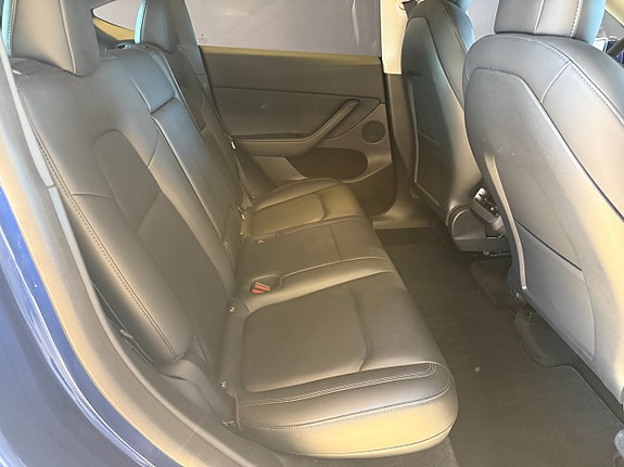 Tesla Model Y 9 of 15