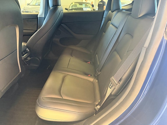 Tesla Model Y 7 of 15