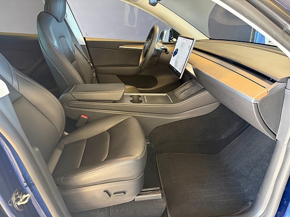 Tesla Model Y 8 of 15