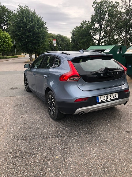 Volvo V40 Cross Country 3 of 9