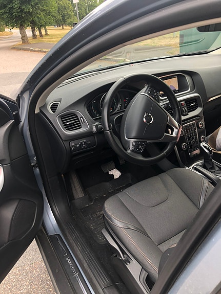 Volvo V40 Cross Country 2 of 9
