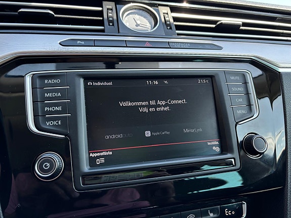 Volkswagen Passat 24 of 30
