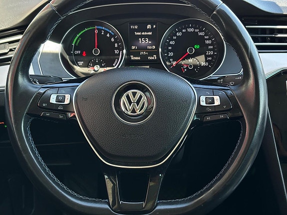 Volkswagen Passat 12 of 30