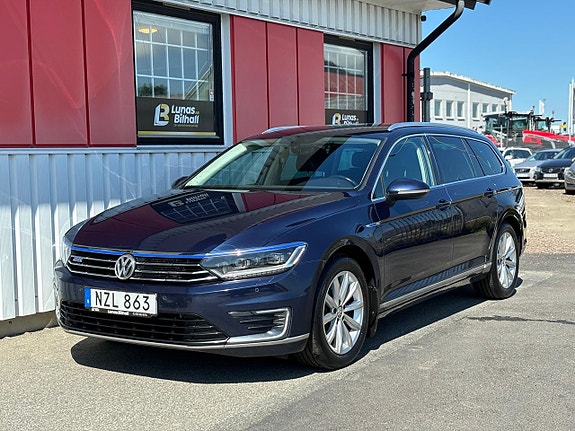Volkswagen Passat 2 of 30