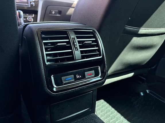 Volkswagen Passat 23 of 30
